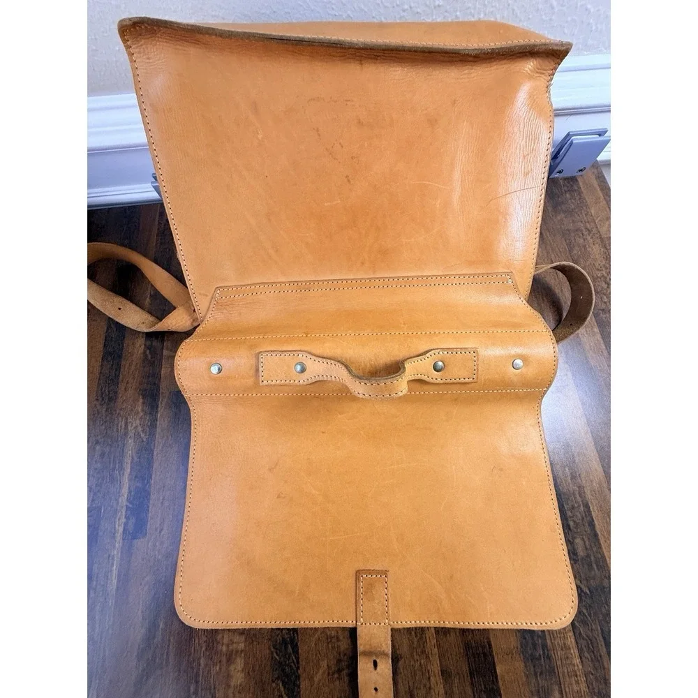 VINTAGE BREE DISTRESSED LEATHER BRIEFCASE/MESSENGER BAG
